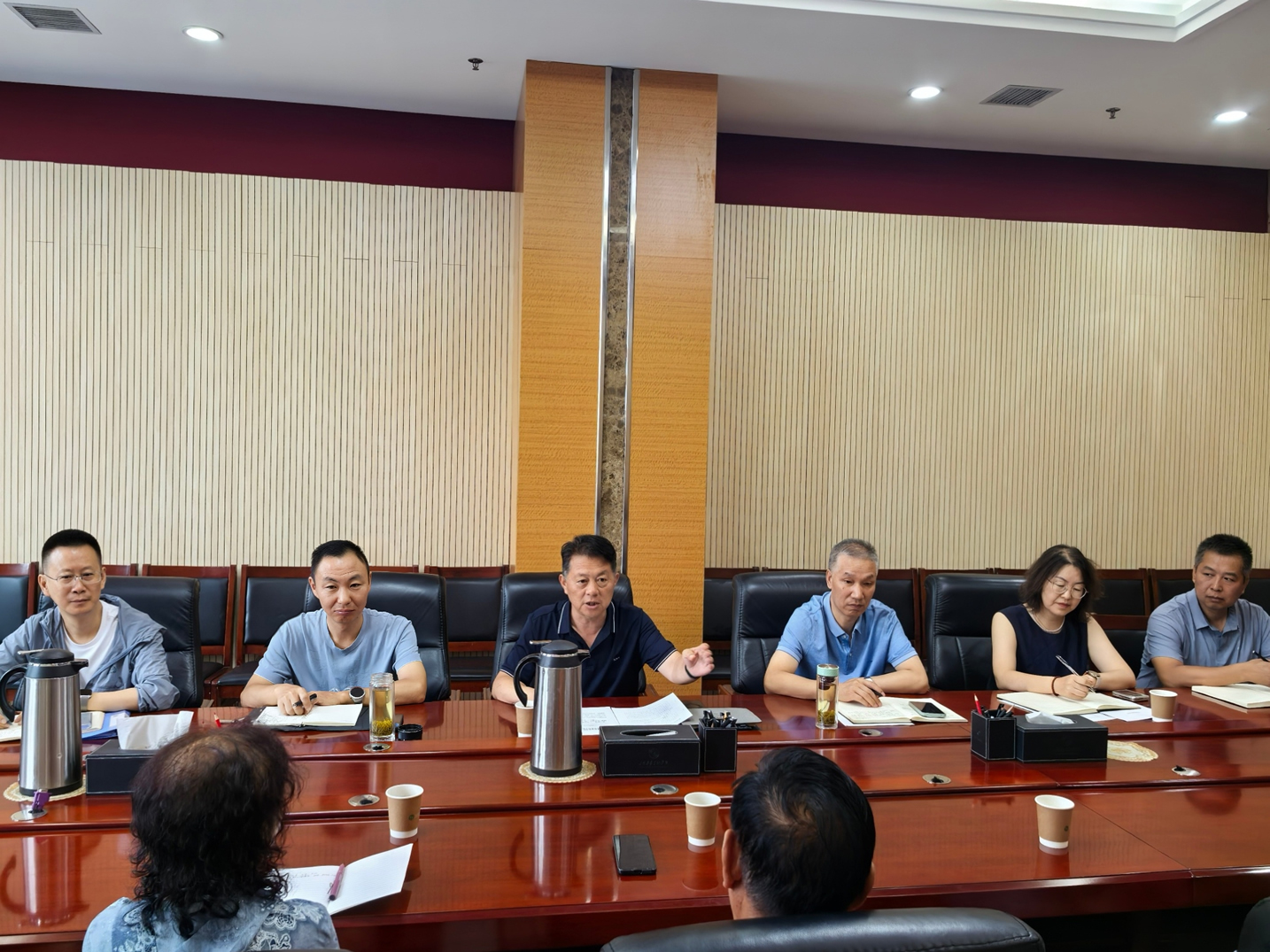 畜草所召开退休职工座谈会暨“夏日送清凉”慰问活动